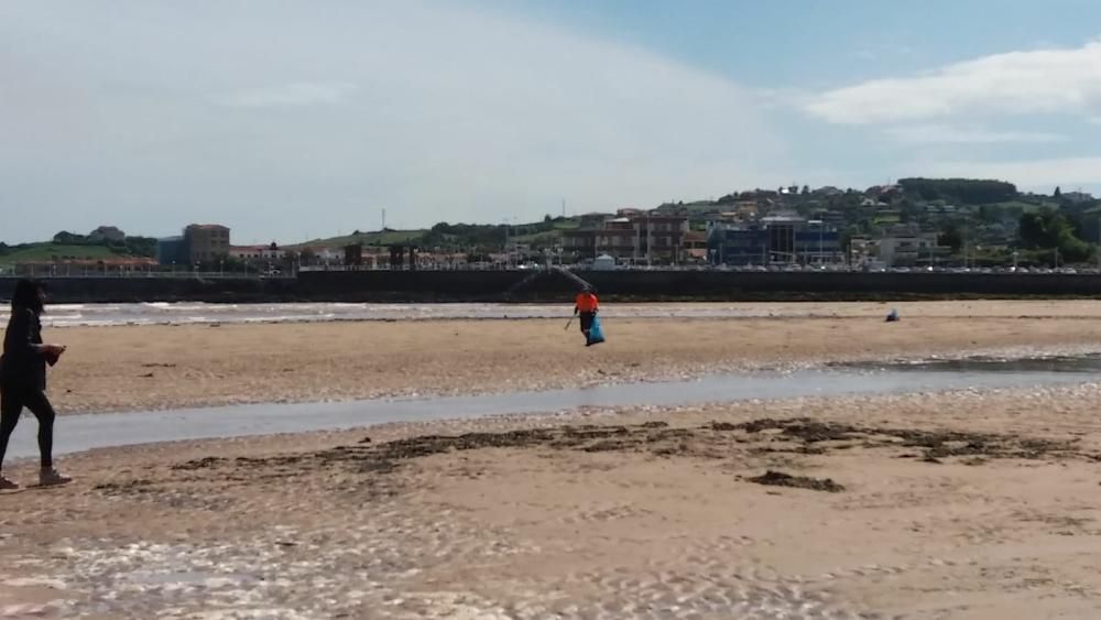 Una mancha marrón obliga a cerrar de nuevo la playa de San Lorenzo