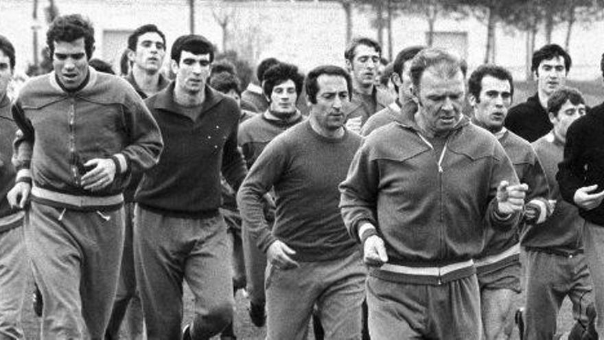 Ladislao Kubala dirige un entrenamiento de la selección española, con Gento, Iribar y Aragonés, entre otros conocidos jugadores, detrás.