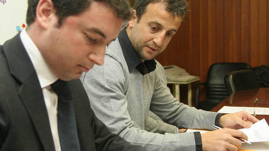Meana, en primer plano, firma un acuerdo con el ex futbolista Fran. / e. v.