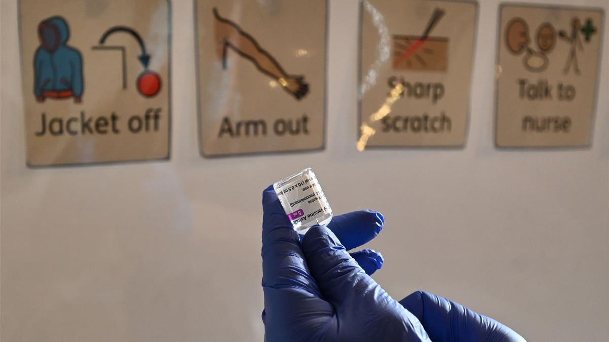 Un sanitario prepara la vacuna de AstraZeneca en Hull, noreste del Reino Unido.
