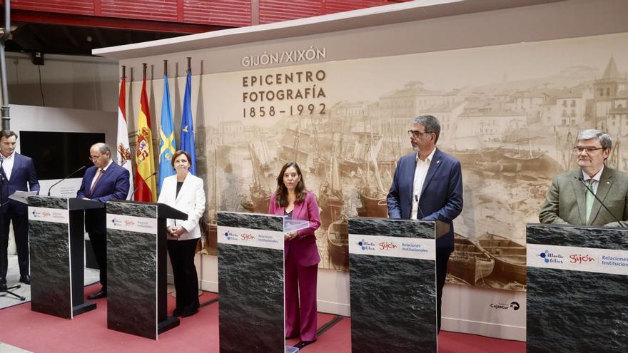 Por la izquierda, Jorge González-Palacios, Rogério Bacalhau, Carmen Moriyón, Inés Rey, Eneko Goia y Juan Mari Aburto, en la clausura de la 25ª Asamblea de Atlantic Cities, celebrada en el Palacio de Revillagigedo. | MARCOS LEÓN