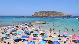 Playas de Ibiza: cerrada al baño Platges de Comte por un vertido de combustible