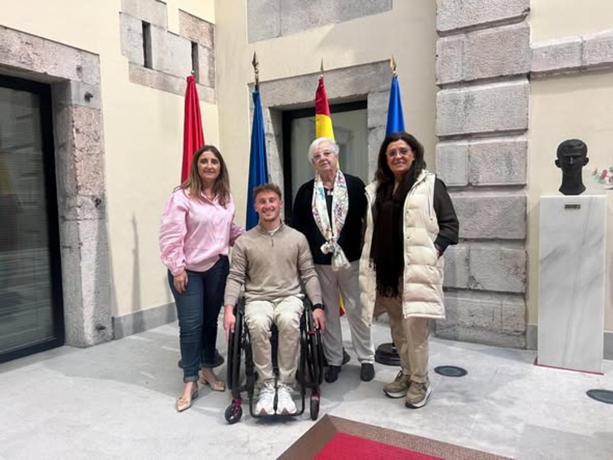 Presentación de la carrera ‘Wings for Life World Run’ en Llanes, con presencia de las ediles Aurora Aguilar, Mónica Remis y María del Mar García Póo, junto al deportista Julen Álvarez.