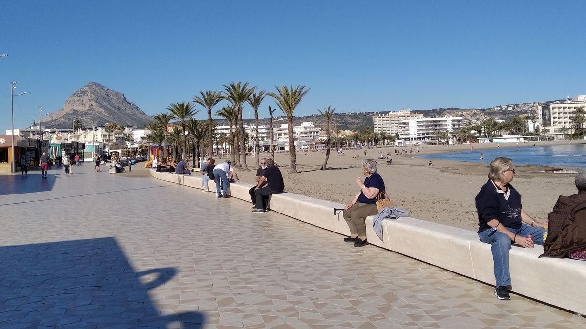 Vecinos que disfrutan del sol, el mar y el café y guardan escrupulosamente la distancia 