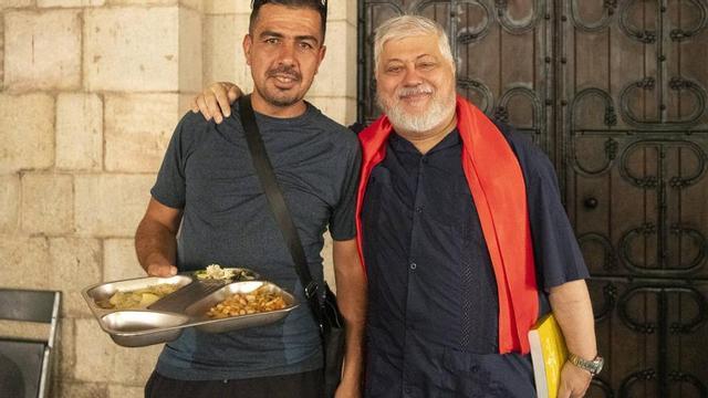 Peio Sánchez (dreta), rector de Santa Anna, al costat d’un usuari del menjador, dimarts. | BELÉN GONZÁLEZ