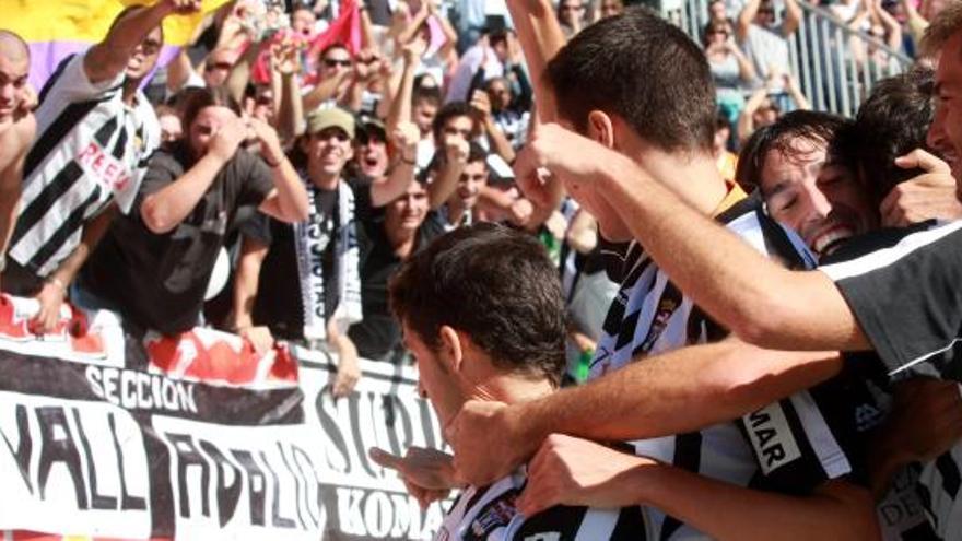 Los jugadores celebran uno de los tantos del derbi junto a la grada donde estaba su afición