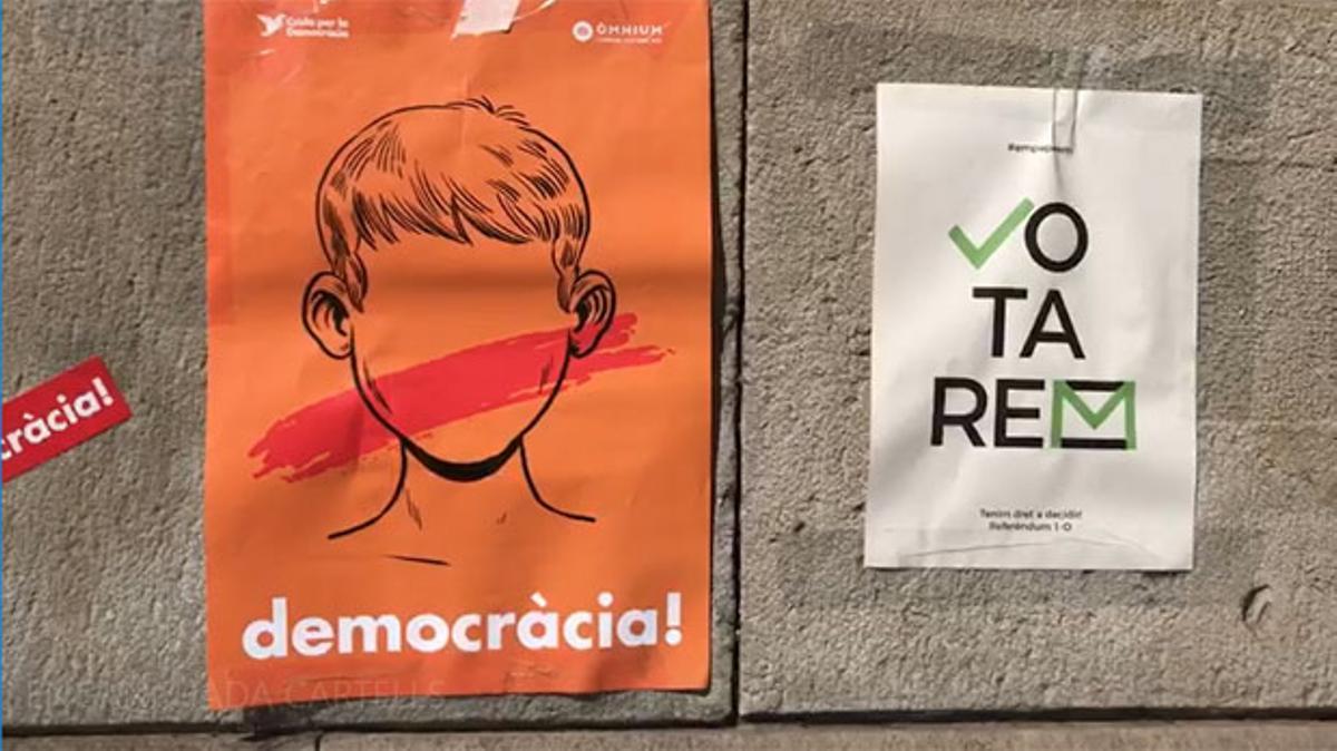 Enganxada de cartells a Barcelona a favor del referèndum.