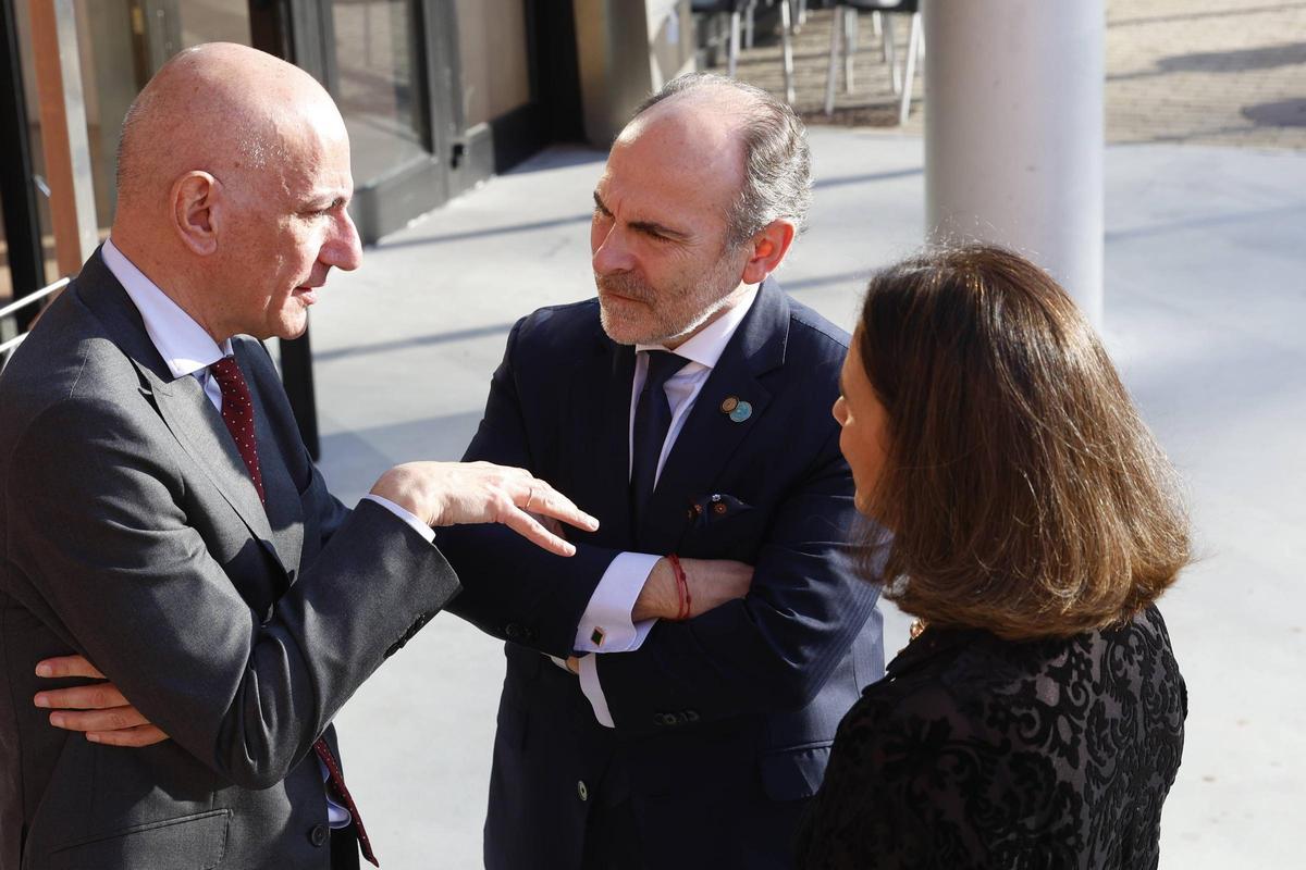 Por la izquierda, Nicolás de Abajo, conversando con el rector, Ignacio Villaverde y la directora de la EPI, Inés Suárez Ramón