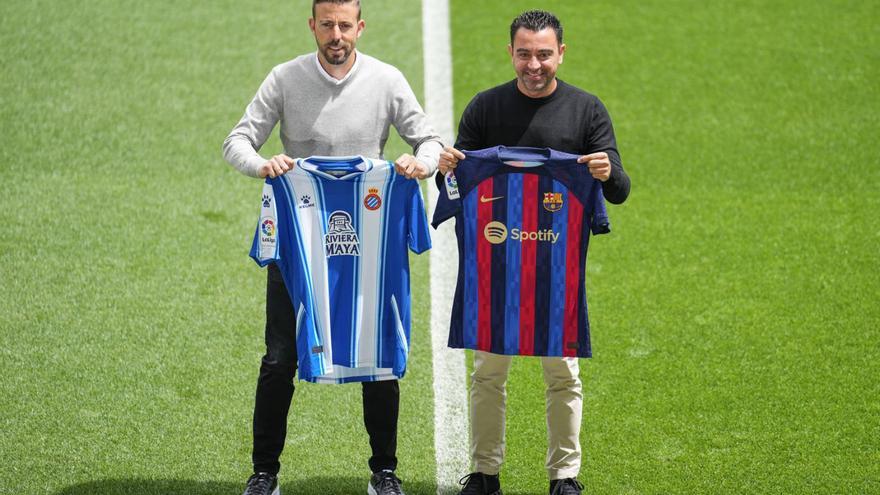 Luis García y Xavi posan con las camisetas de sus equipos. |  // EFE