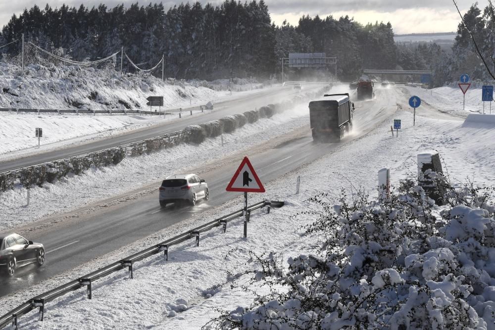 La nieve complica el tráfico en la A-6