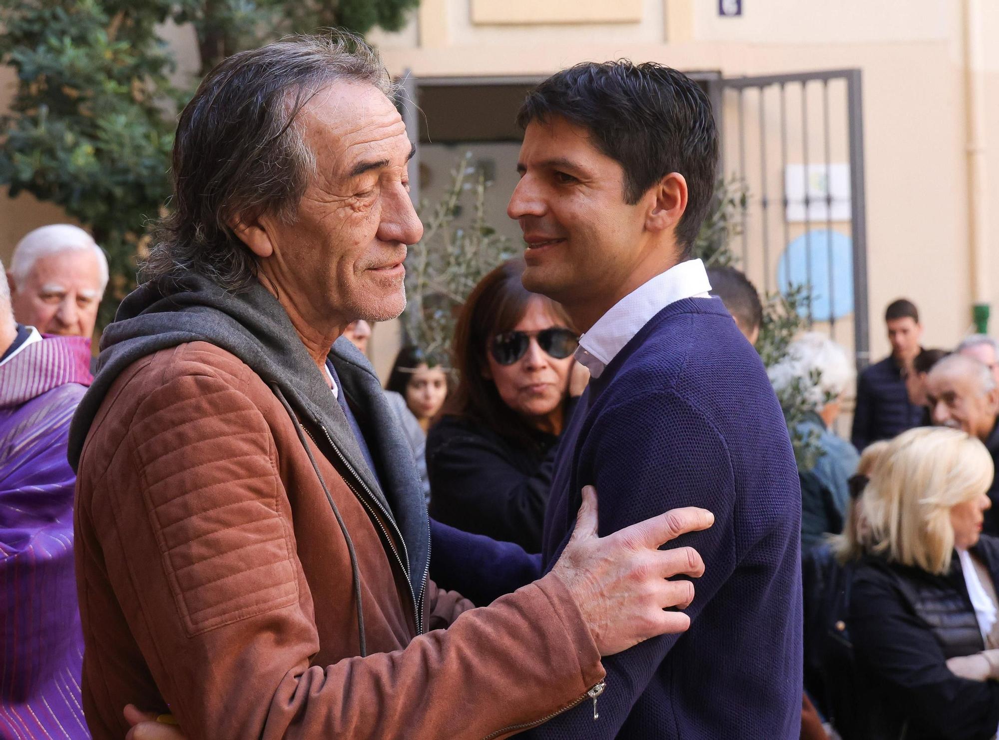 Ricardo Arias con el hijo de Óscar Rubén Valdez, en el entierro del mítico zurdo del Valencia.