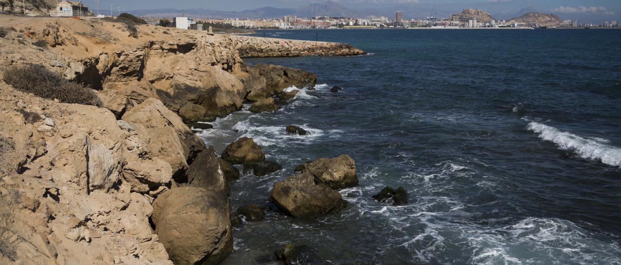 Panorámica del litoral de la ciudad de Alicante desde el sur.