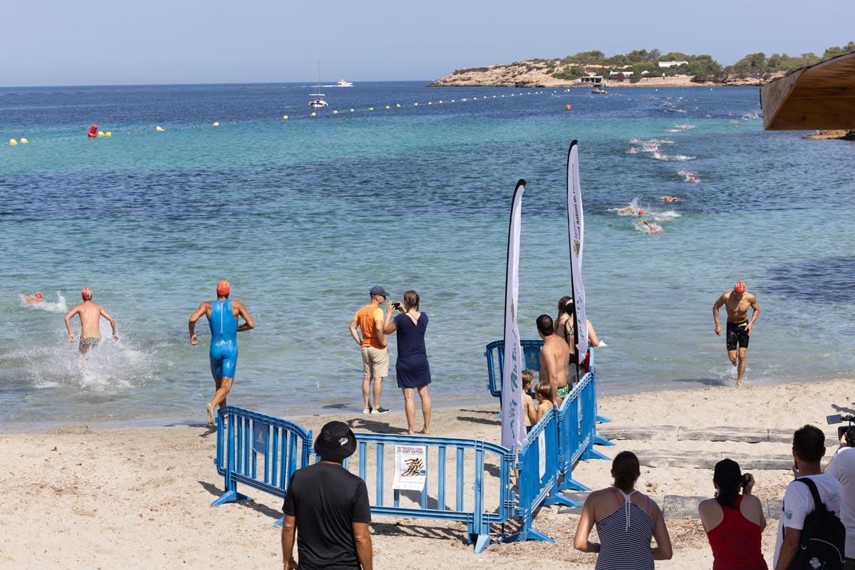 Las imágenes de la travesía a nado del Canal de Sant Antoni