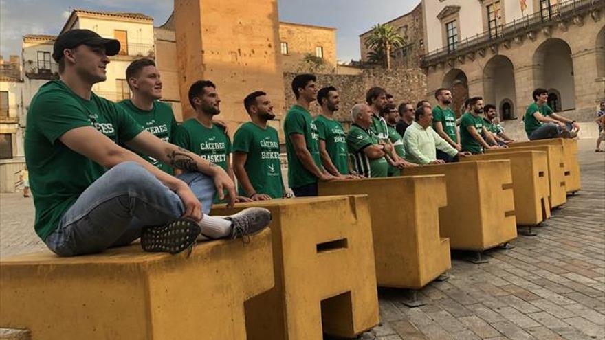 Los jugadores del Cáceres disfrutan de la Ciudad Monumental