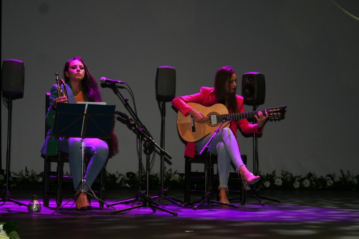 La gala estuvo amenizada por la guitarra de Mercedes Luján.