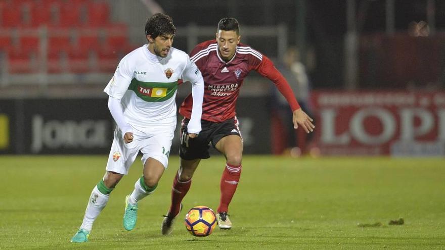 José Ángel protege la pelota en un partido de la pasada temporada con el Elche.