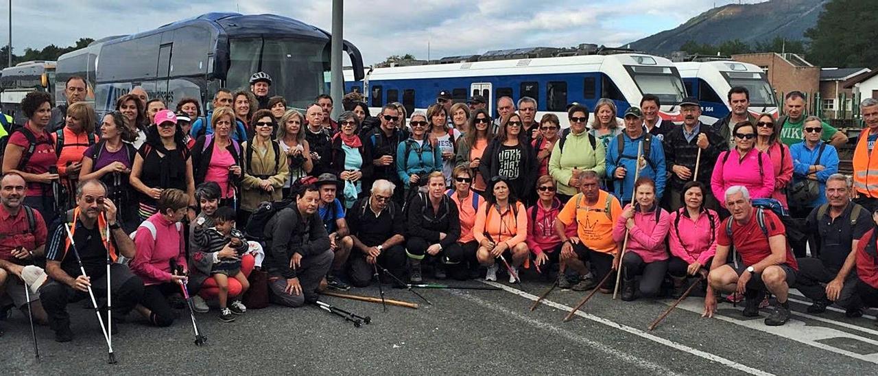 Los miembros de la Asociación de Amigos del Camino de Santiago “Siero Jacobeo”, en Irún. | R. A. I.