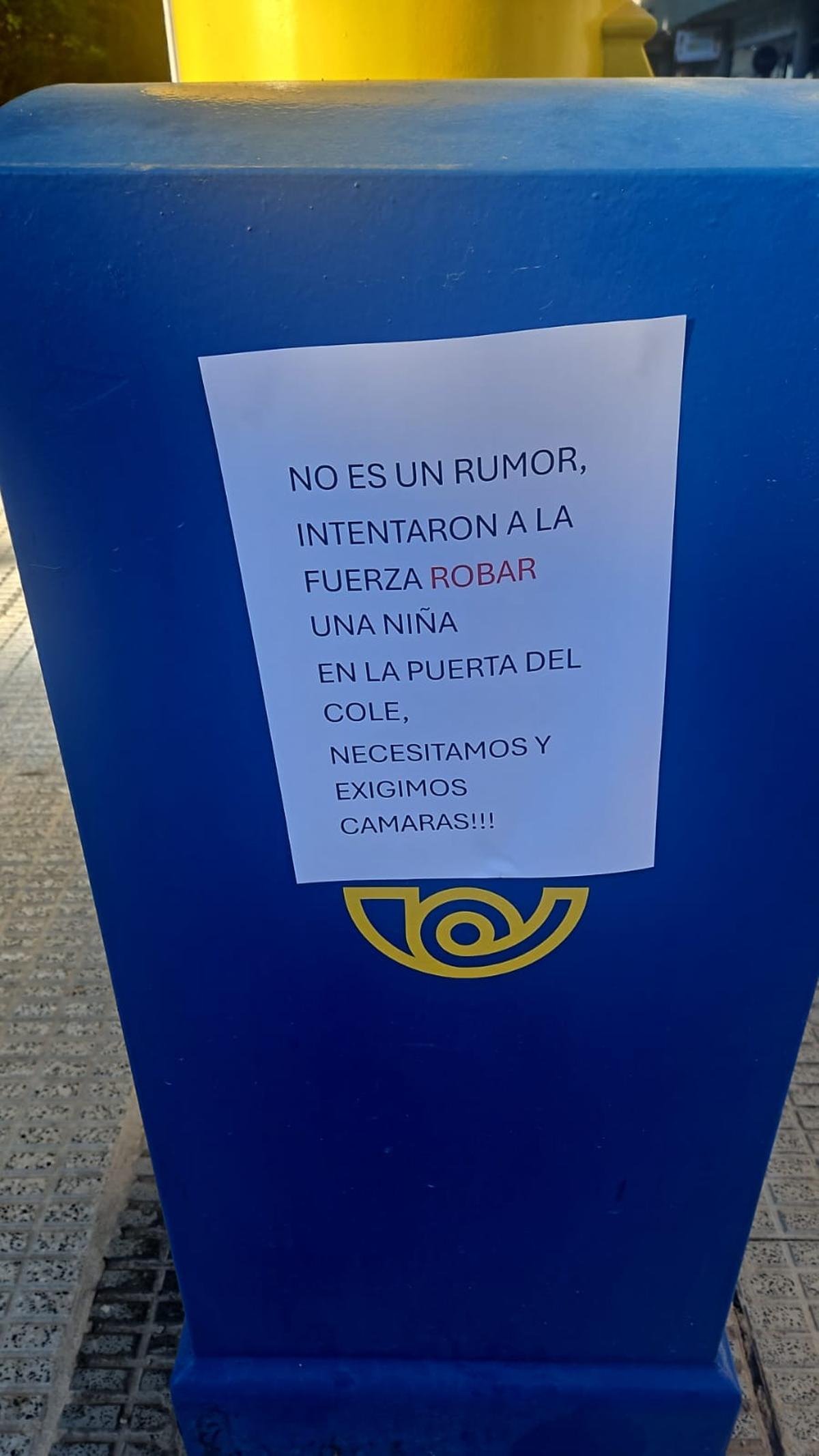 Mensajes en folios pegados que aparecieron en las inmediaciones del colegio estos días.