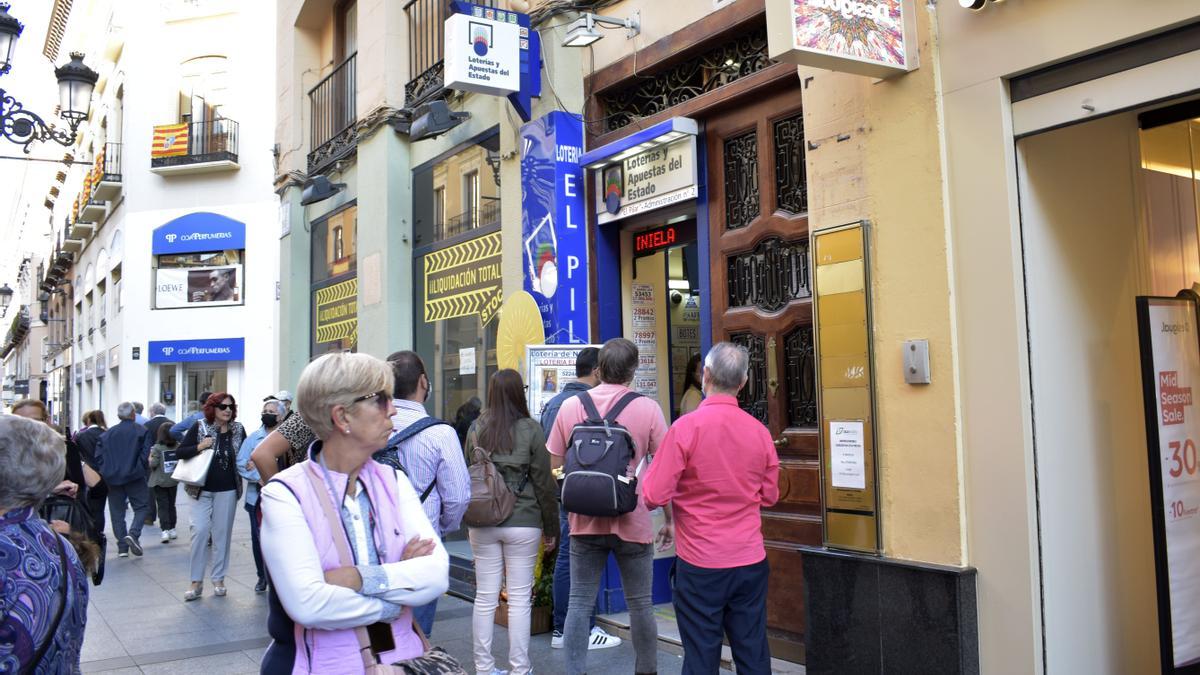 Largas filas en una administración de lotería del centro de Zaragoza.