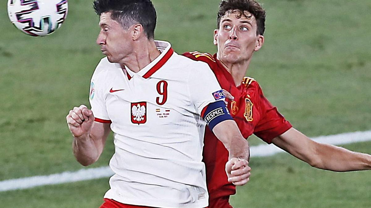 Pau Torres defiende a Lewandowski durante el choque frente a Polonia de ayer en La Cartuja. |  // EFE