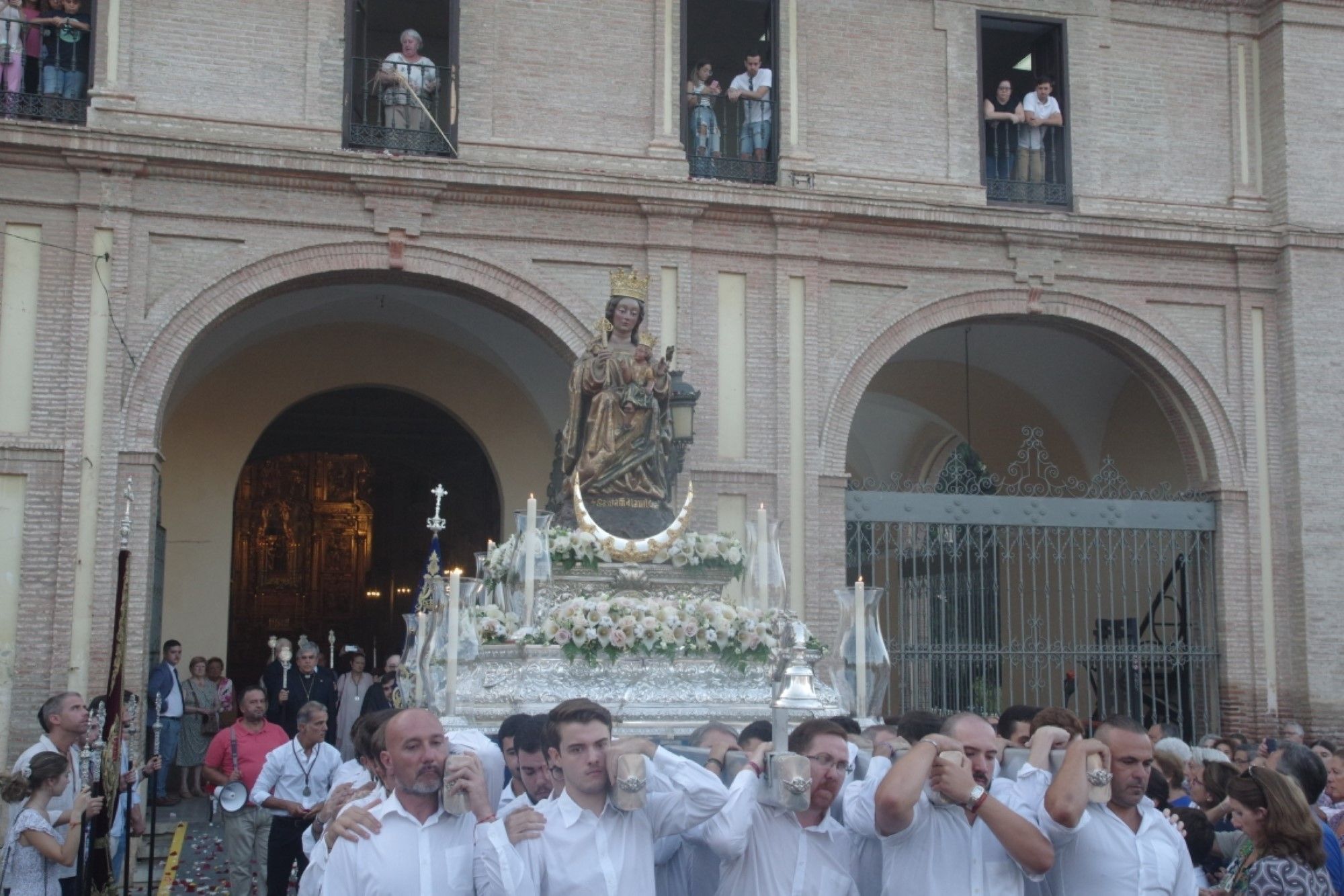 Rosario de la aurora de la Virgen de la Victoria hasta la Catedral de Málaga