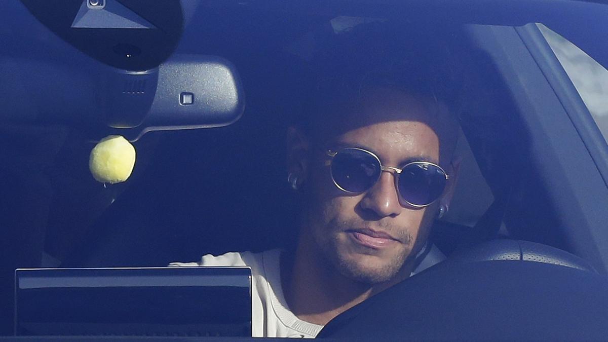 Neymar conduce su coche, este miércoles en Sant Joan Despí