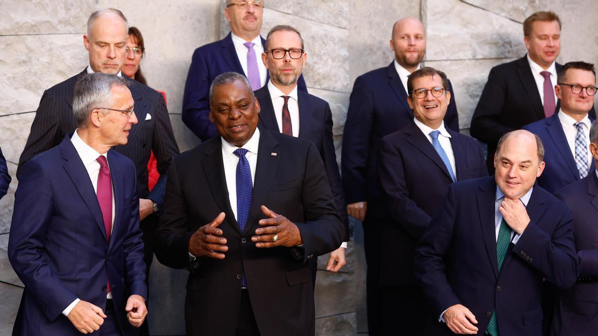 Los ministros de Defensa de la OTAN posan para la foto de familia junto al secretario general.