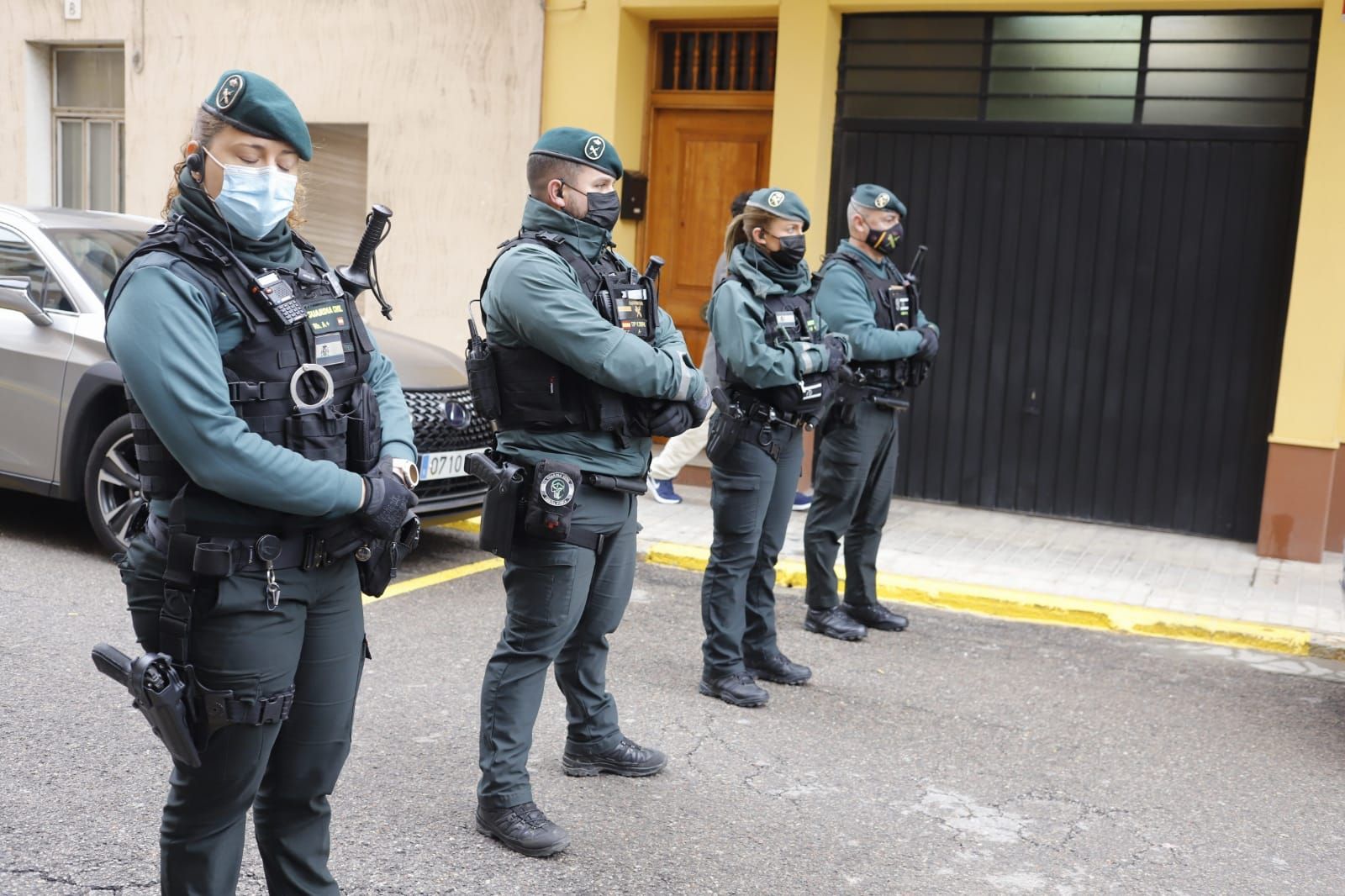 Tensión y gritos de "asesino" a la llegada del parricida de Sueca a declarar ante el juez