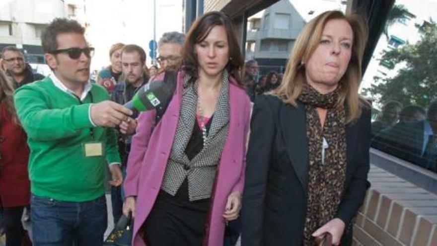 María Dolores Amorós (derecha), y su abogada, Silvia Bauzá, perseguidas por la prensa el pasado día 24 de febrero.