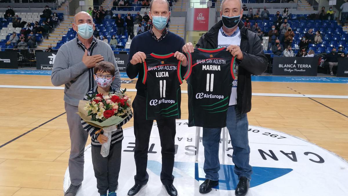 Guillem Boscana entregó dos camisetas para las hijas de José Ortiz, histórico capitán del club.