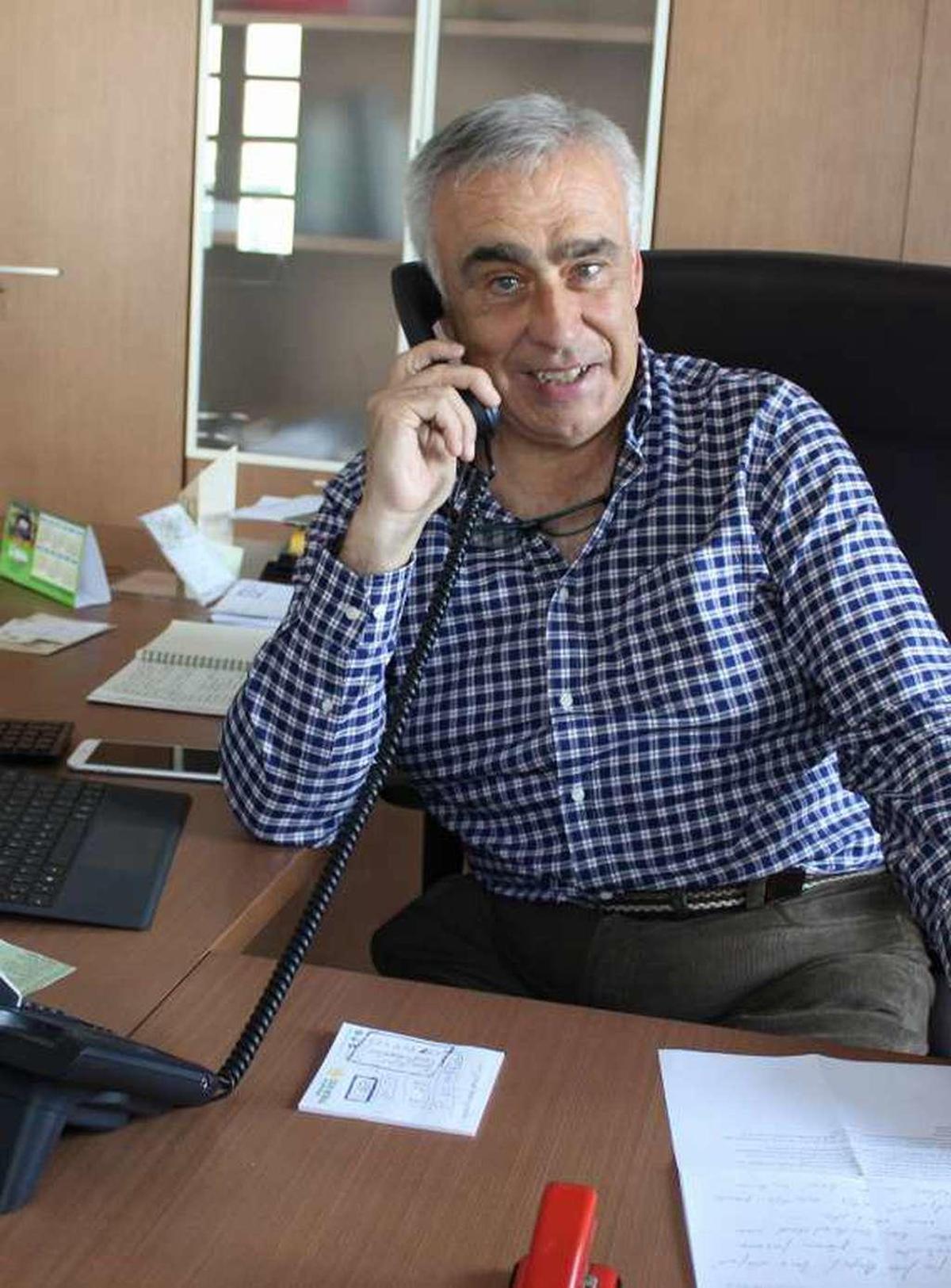 El regidor José Ángel Pérez, al teléfono en su despacho.