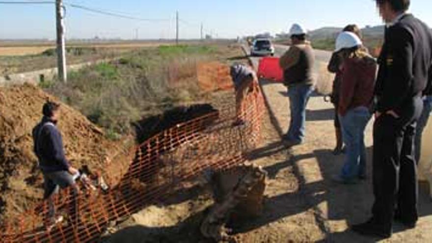 Un obrero sufre heridas graves al caer a una zanja en la urbanización Cerro Gordo de Badajoz