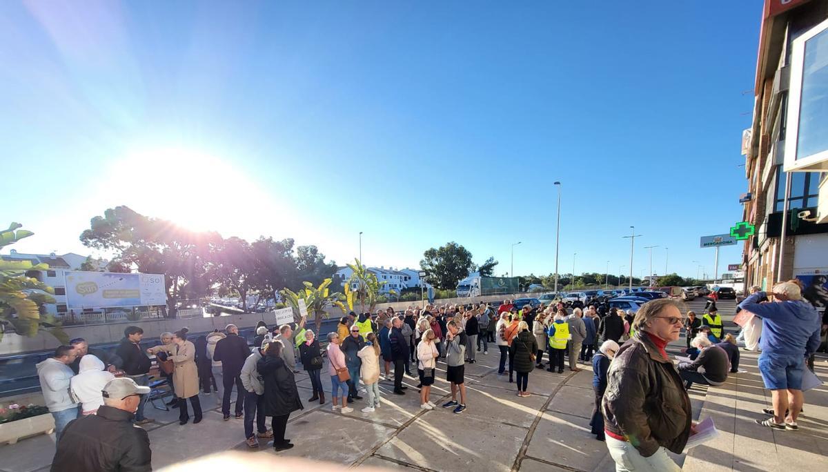Vecinos concentrados en la puerta del Ayuntamiento