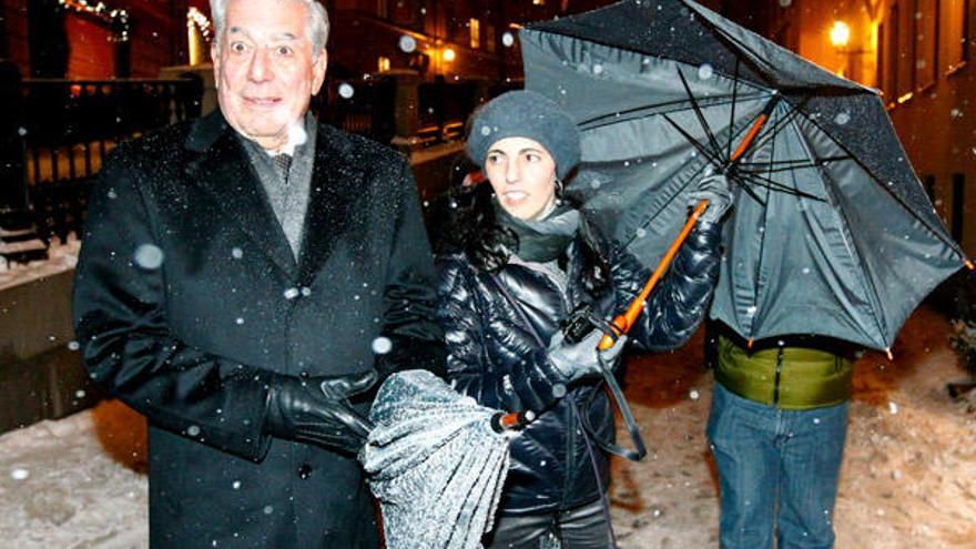 El escritor peruano y ganador del premio Nobel de Literatura Mario Vargas Llosa, junto a su hija Morgana.