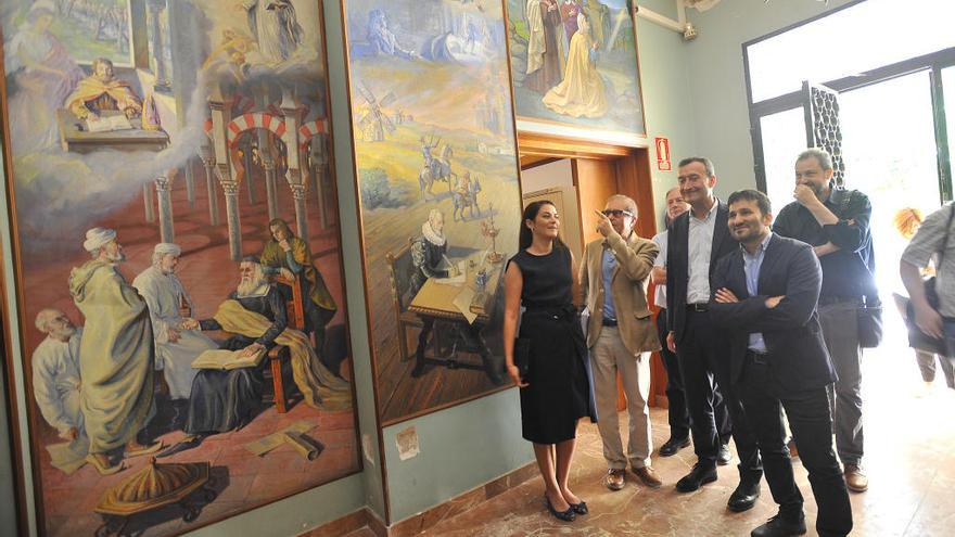 El alcalde, junto al conseller Marzà, la portavoz de Compromís y el arquitecto municipal, ayer en el interior del Hort del Gat.