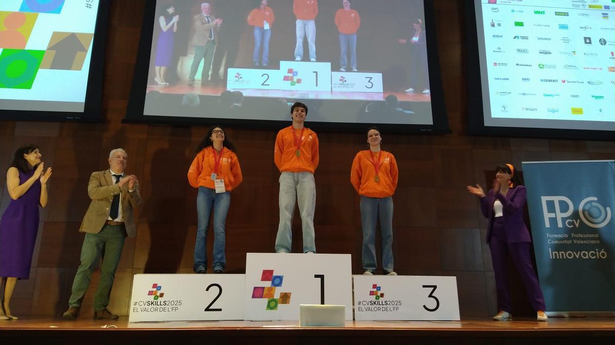 La alumna que ha ganado la medalla de plata con el ganador y el tercer premio