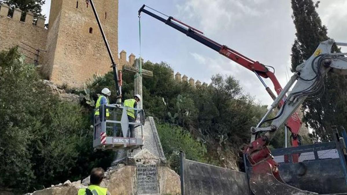 Das schwere Steinkreuz unterhalb des Klostersin Artà auf Mallorca wurde entfernt.