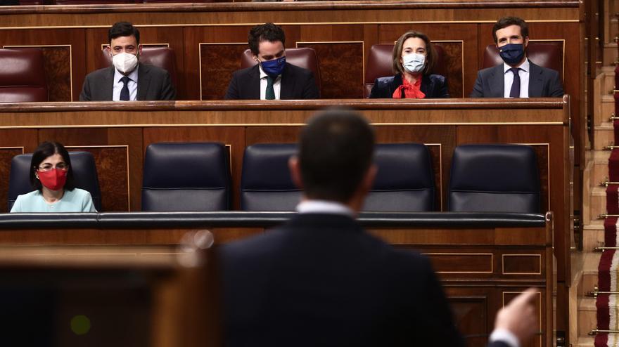 Pedro Sánchez, frente a la tribuna popular en el Congreso