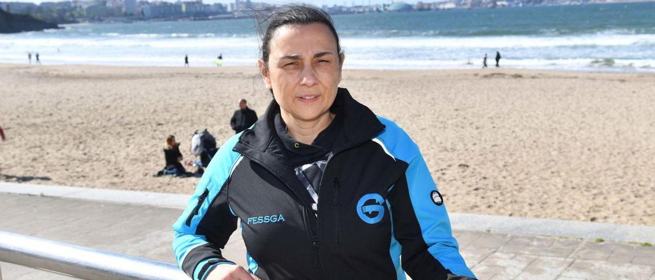 Nuria Rodríguez, en la playa de Bastiagueiro.   | // VÍCTOR ECHAVE