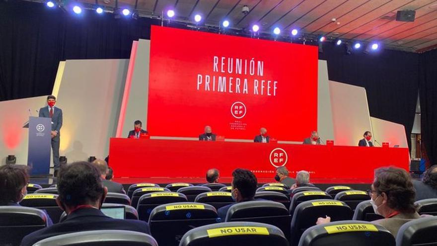 Imagen de la reunión entre la Federación Española y los clubs, este jueves.