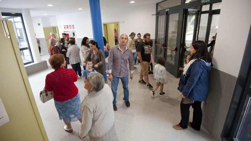 Vecinos, ayer, durante la jornada de puertas abiertas del nuevo colegio de Nós.