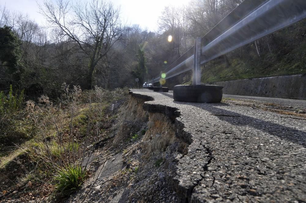 Hundimiento de la AS-337 de la Colladiella en el km 8