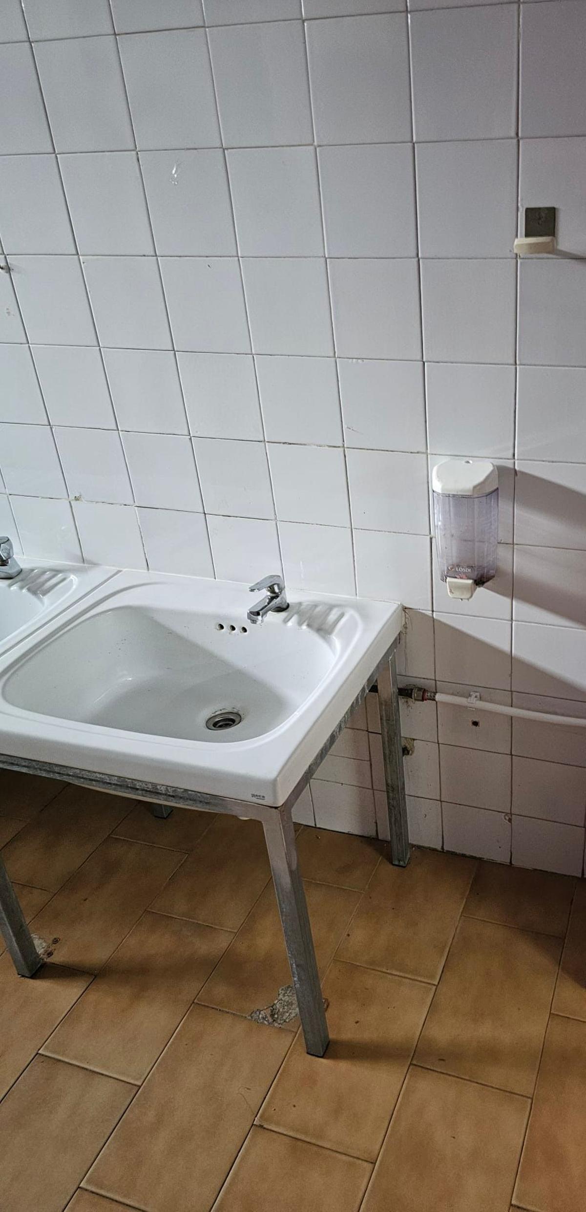Otra imagen de un baño de 'La Casita' del CEIP Miralvalle de Plasencia.