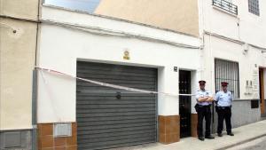 Los Mossos custodian la casa de Castellar del Vallès donde se ha encontrado el cadáver del anciano.