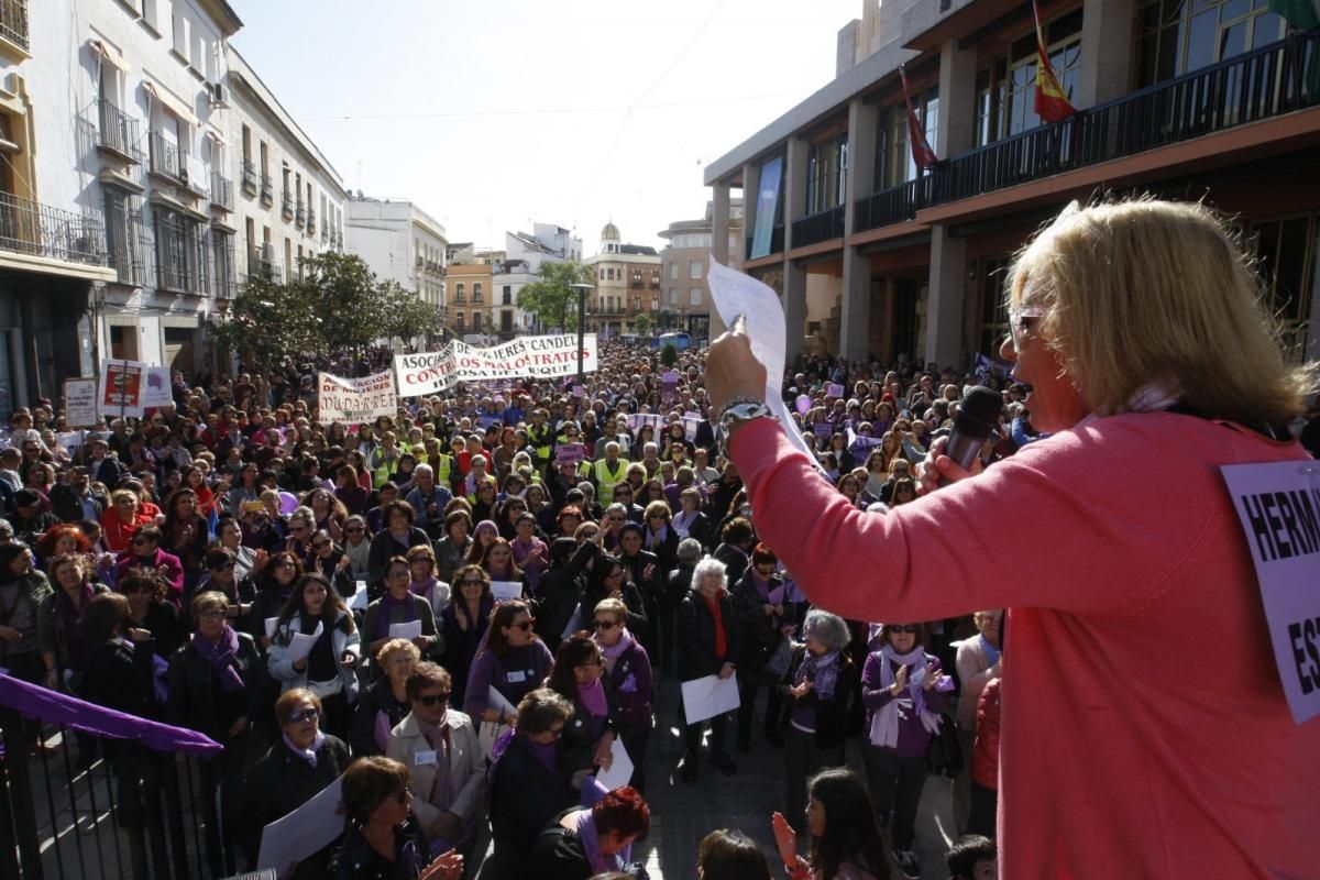 Multitudinaria manifestación contra la violencia hacia la mujeres