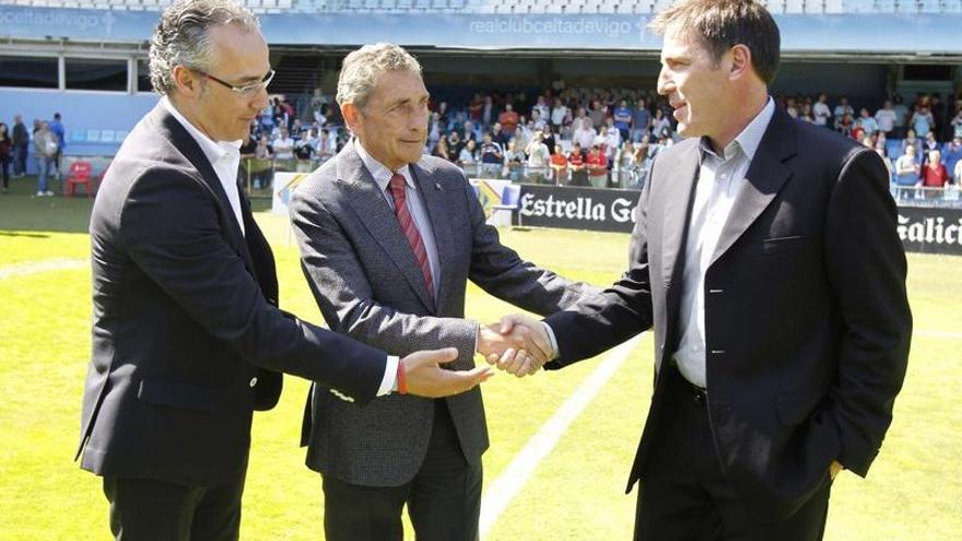 El director deportivo del Celta, Miguel Torrecilla, y el presidente Carlos Mouriño estrechan la mano del nuevo técnico, Eduardo Berizzo, ayer, durante su presentación oficial en Balaídos.