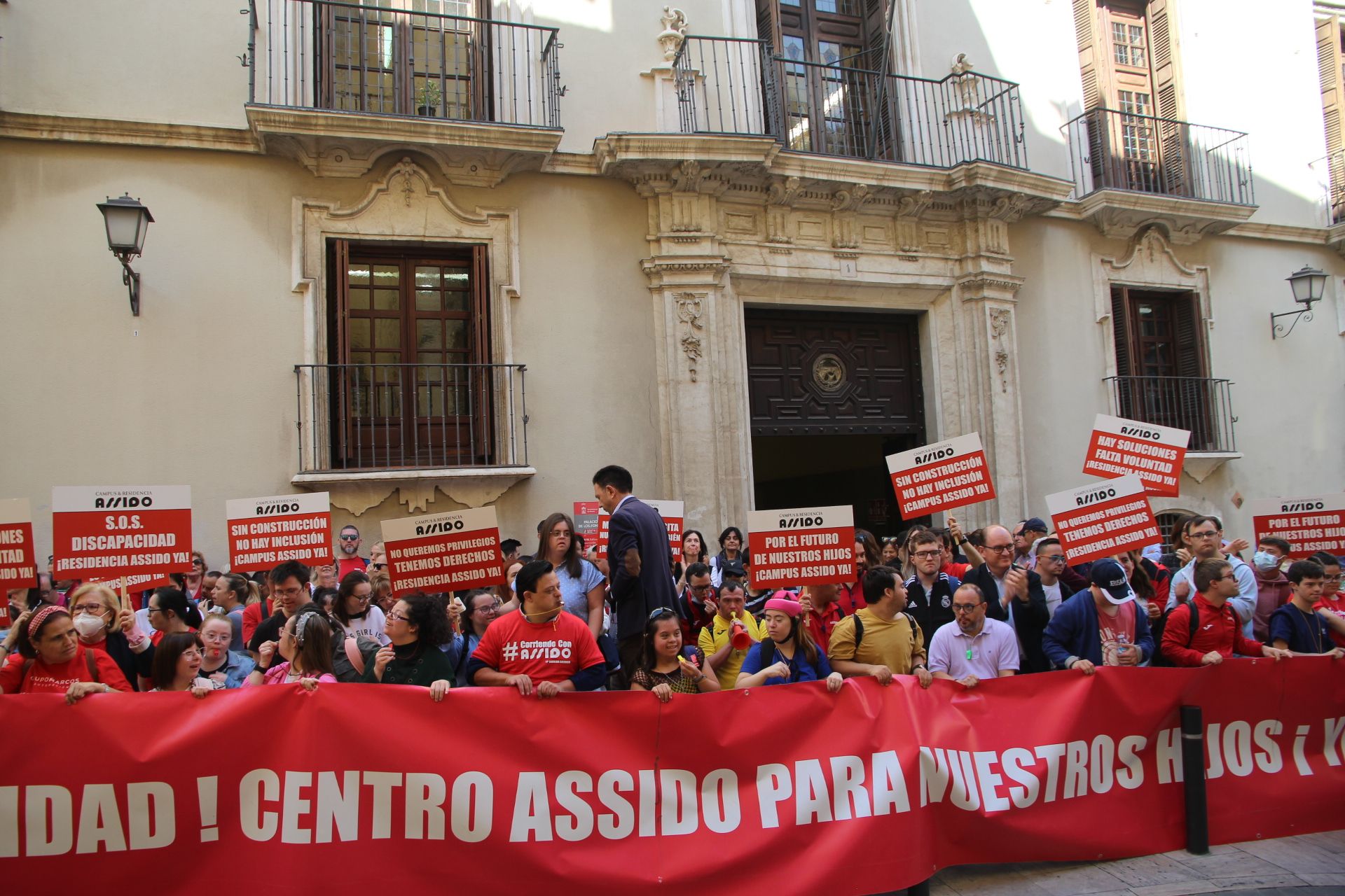 Concentración de Assido en Murcia ante la CHS