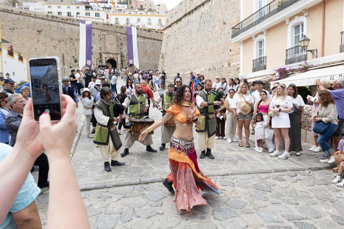 La dura y libre vida de los feriantes de la Ibiza Medieval