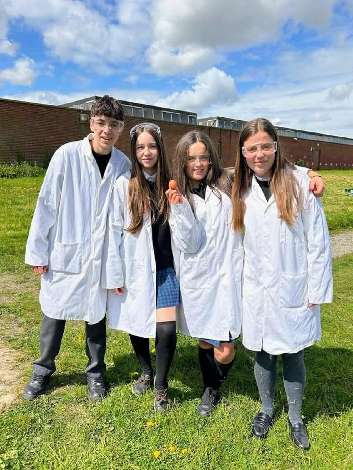 Marta en clase de física en Irlanda