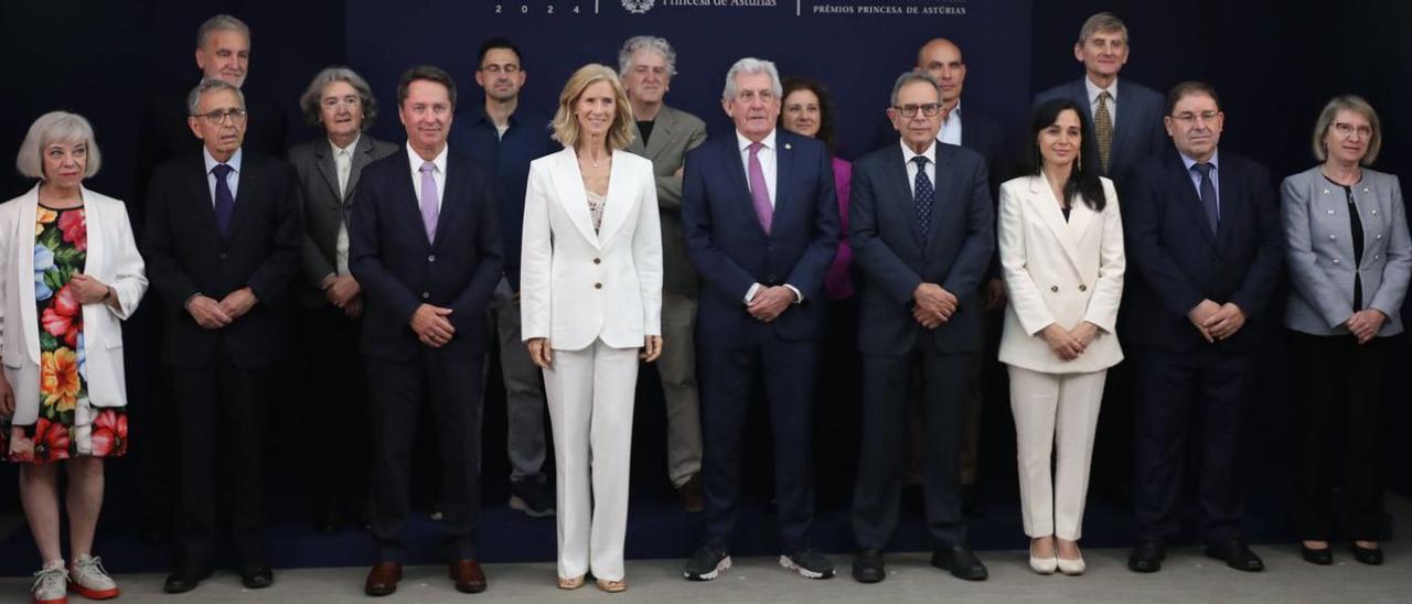 Integrantes del jurado: desde la izquierda, Inés Rodríguez, Ginés Morata, Jerónimo López, María Teresa Tellería, Ignacio Cirac, Albero Aparici, Cristina Garmendia, Juan Luis Arsuaga, Pedro Echenique, Elena García, Avelino Corma, Bernardo Hernández, María Paz Zorzano, Jesús del Álamo, Amador Menéndez y Peregrina Quintela.